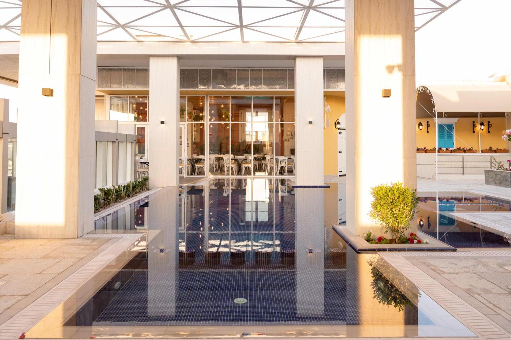 Millennium Place Доха Екстер'єр фото The fountain at the entrance of the hotel